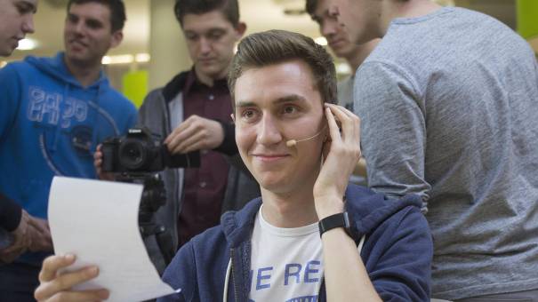 Julian Pomper(4BI) bei Interviewvorbereitungen (C) Haller