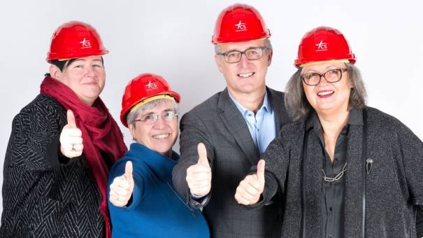 Andrea Schwarz, Bereichsleitung, Sr. Maria Judith Tappeiner CS, stv. Stiftungsvorstandsvorsitzende, Robert Oberndorfer, Geschäftsführer und Christine Schäfer, Stiftungsvorstandsvorsitzende freuen sich auf die Eröffnung des