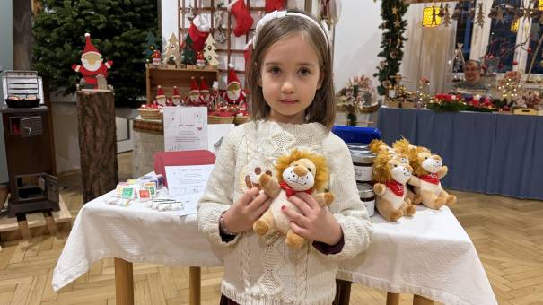 Lotte (6) verkaufte CS-Kuscheltiere, Weihnachtskarten und Honig vom CS-Imker