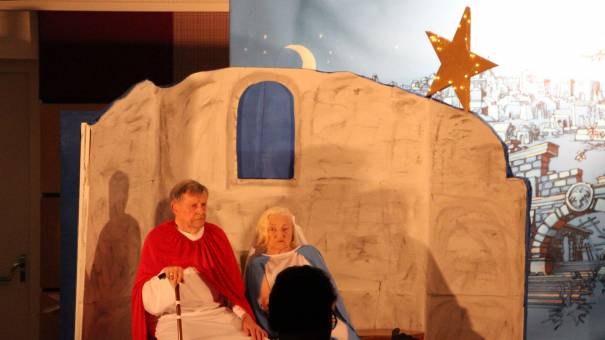 Theaterstück Liebes Christkindl aufgeführt von Menschen mit Demenz im Rahmen des Projektes Belcanto & Demenz