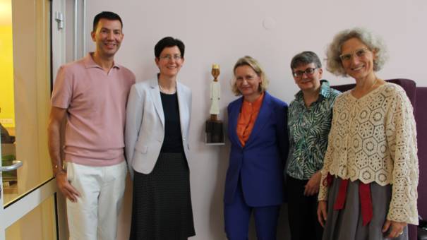 V.l.n.r.: Human Vahdani (Bereichsleitung Stationäre Pflege), Prof. Sabine Pleschberger, Prof. Dr. Eva Katharina Masel, Sr Karin Weiler CS (Bereichsleitung Sozial Pastorale Dienste und Ehrenamt), Veronika Mosich (Ärztliche Leitung CS Hospiz Wien)