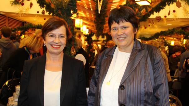 Doris Schmidauer und Generalleiterin Sr. Susanne Krendelsberger CS