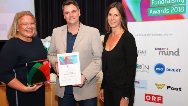 Franz Meyenberg (Sextant) überreichte den Fundraising Award 2018 für die Aktion des Jahres an Sabina Dirnberger-Meixner (CS). Rechts imBild: Andrea Johanides (WWF Österreich)