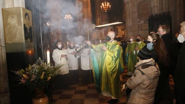 Satio bei der Stele Hildegard Burjans