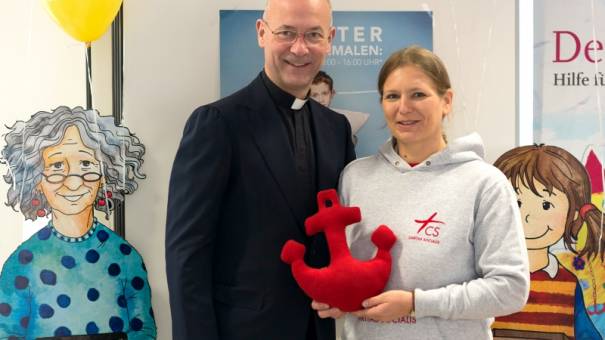 Dompfarrer Toni Faber mit Manuela Seidelberger vom Roten Anker