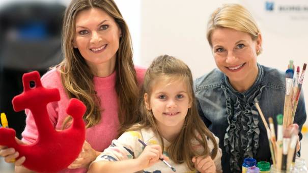 Martina Kaiser mit ihrer Tochter Kiana und Kristina Sprenger