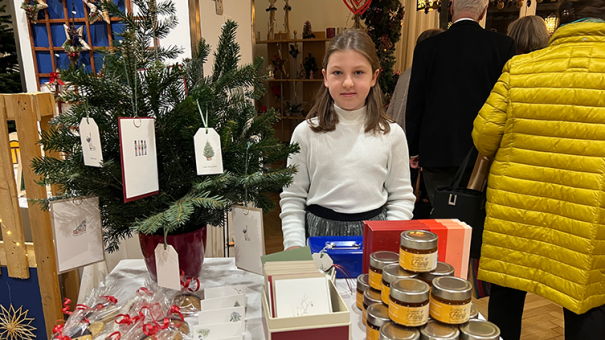 Groß und Klein packt an - Valerie verkauft selbstgemachte Glückwunschkarten, Honig und Adventkalender