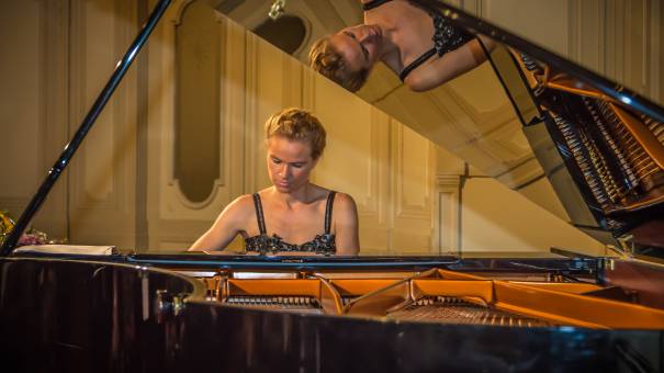 Pianistin und Ärztin Dr. Angelina Maria Werner konzertiert für #mehrRaum