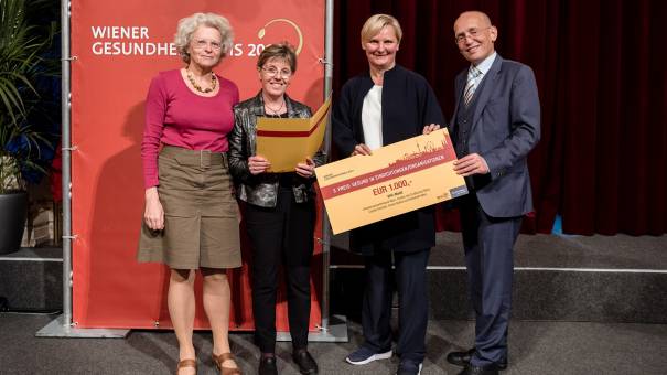 Gesundheitsstadträtin Sandra Frauenberger und Dennis Beck, Geschäftsführer der Wiener Gesundheitsförderung, überreichten die Preise und gratulierten den GewinnerInnen.(C) WiG/Klaus Ranger Fotografie