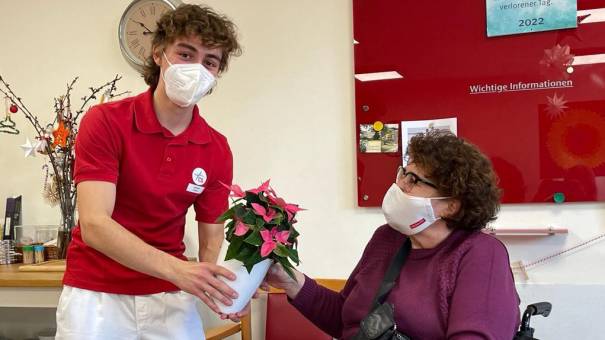 Die Zivildiener der CS Caritas Socilias überreichten die von BM Köstinger geschickten Blumen an die Bewohner*innen und Tagesgäste der CS Rennweg