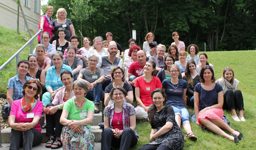 Einfühlenden Umgang mit Sterben und Trauer kann man/frau lernen Wir gratulieren den 43 TeilnehmerInnen zum erfolgreichen Abschluss des Einführungskurses für Lebens-, Sterbe- und Trauerbegleitung.