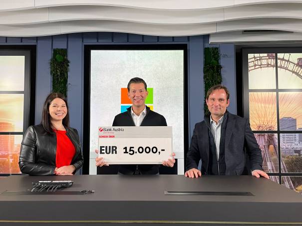 vlnr.: Ingrid Heschl, Human Resources Lead, Microsoft Österreich; Human Vahdani, Bereichsleitung CS Haus für Mutter und Kind sowie Hermann Erlach, General Manager, Microsoft Österreich, bei der feierlichen Spendenübergabe