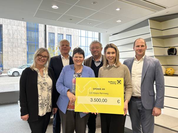 Die Freude ist groß bei der Spendenübergabe; vlnr.: Susanne Geher, BR Raiffeisen-Leasing, Alexander Schmidecker, CEO Raiffeisen-Leasing, Sr Susanne Krendelsberger CS, Stiftungsvorständin CS Caritas Socialis, Edgar Hauer, BR Raiffeisen-Leasing, Melanie Werner, stellvertretende Leitung Öffentlichkeitsarbeit CS Caritas Socialis, Ivo Unterdorfer, BR Raiffeisen-Leasing