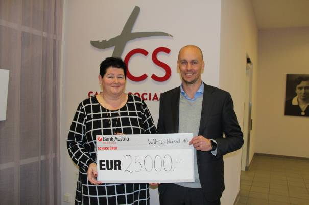 Sebastian Heinzel (CEO, Wilfried Heinzel AG) überreichte Andrea Schwarz (Bereichsleitung CS Hospiz) einen Spendenscheck in Höhe von 25.000,00 Euro für das CS Hospiz Rennweg.