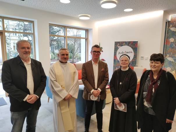 vlnr: Robert Zöchling (Bezirksvorsteherin Stv.), Dechant P. Dr. Arkadiusz Zakręta CM, Klaus Rosino (Geschäftsführer des St. Carolusheims), Sr Christine Daniela Jedinger (Generalleitung der Borromäerinnen), Sr Susanne Krendelsberger CS (Generalleiterin der Schwesterngemeinschaft Caritas Socialis)