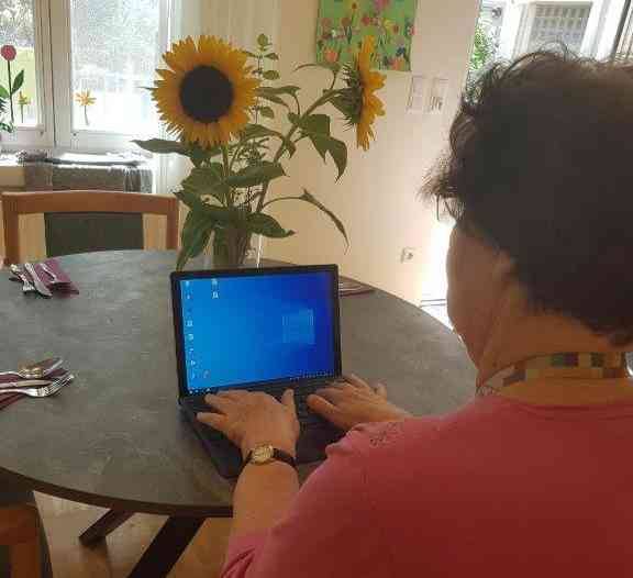 Frau S. (WG Liesing) bereitet sich auf ihr Skype-Gespräch mit Enkel Leon vor. 