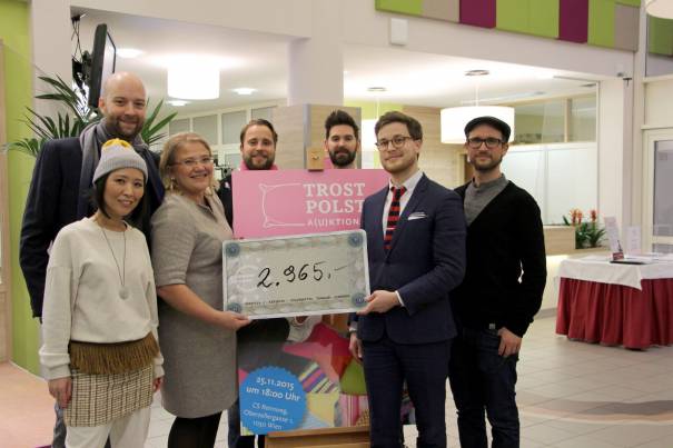 2.965 Euro für das CS Hospiz Rennweg (v.l.n.r.): Mia Kim und Nikolas Heep von KIM+HEEP, Sabina Dirnberger-Meixner, Michael Schmidt-Ott, Stephan Kirsch und Michael Hochleitner von den Typejockeys und Designer Michael Fetz