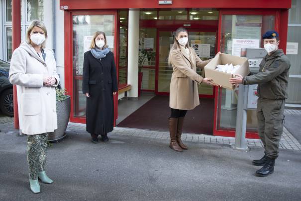 Bundesministerin Klaudia Tanner übergibt  Christina Hallwirth-Spörk, CS Bereichtsleitung Pflege FFP2-Masken durch das Bundesheer 
© Bundesheer/Gunter Pusch