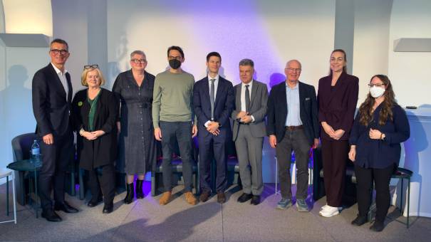 Vlnr.: Klaus Rosino, CS-Geschäftsführer, Gabriele Ströck, WE&ME Stiftung, Andrea Schwarz, NORDLICHT, Dr Michael Stingl, Neurologe, Dr Komenda-Lett, Neurologe, Giovanni Maio, Medizinethiker, Ola Didrik Saugstad und Mari Gamme Sollie, Einrichtung Røysumtunet, Sandra Leiss, ME/CFS Betroffene